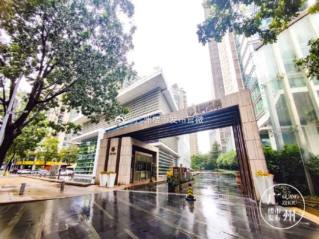 第45+2分钟，巴卡约科右路横向内切到禁区弧顶起脚远射，拉姆斯代尔飞身将球扑出底线！